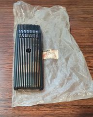 ΜΑΣΚΑΚΙ/ΓΡΑΒΑΤΑ ΕΜΠΡΟΣ (ΜΕ ΕΜΒΛΗΜΑ) YAMAHA V50 (ΓΝΗΣΙΟ)-thumb-2