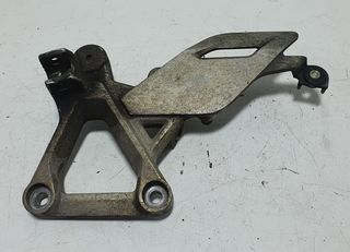 Honda CBR125R Βάση μαρσπιέ δεξιά 