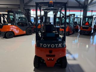 Toyota 2022 8FBM20T (Li-ion)-thumb-2