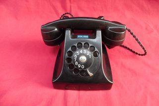 Τηλέφωνο βακελίτη ERICSSON LM της δεκαετίας του '50.