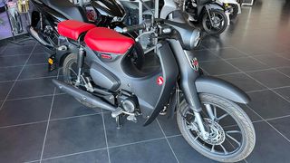 Honda Super Cub 2024 ΣΑΝ ΚΑΙΝΟΥΡΓΙΟ ΧΩΡΙΣ ΤΡΑΠΕΖΑ ΜΕ ΓΡΑΜΜΑΤΙΑ ΜΕ ΤΗΝ ΠΙΣΩ ΣΕΛΑ