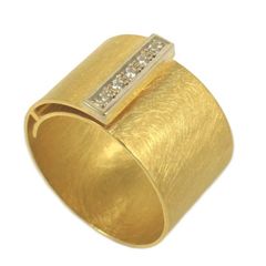 Δαχτυλίδι σε χρυσό Κ14 χειροποίητο και ζιρκόνια σε λευκό χρώμα στην κεφαλή Νο.57 και πλάτος δαχτυλιδιού 13 χιλιοστά Βάρος7,75 γραμμάρια
Θα φροντίσουμε για τη συσκευασία δώρου