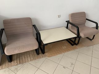 Δύο καναπέδες και ένα τραπεζάκι 70 € εξαιρετικά αναπαυτικοι.