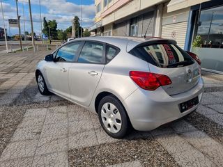 Opel Astra 2011-thumb-4