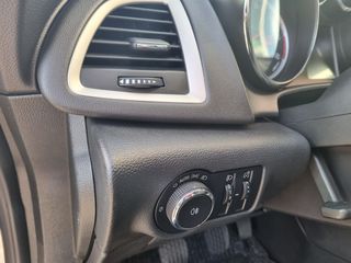 Opel Astra 2011-thumb-10
