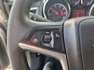 Opel Astra 2011-thumb-12