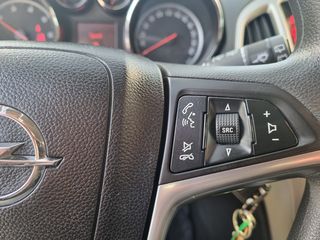 Opel Astra 2011-thumb-13