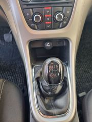Opel Astra 2011-thumb-15
