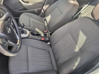 Opel Astra 2011-thumb-16