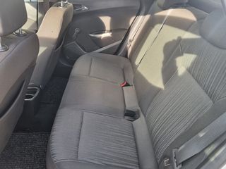 Opel Astra 2011-thumb-17