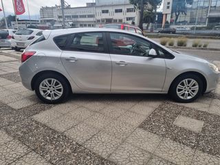 Opel Astra 2011-thumb-24