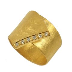 Δαχτυλίδι σε χρυσό Κ14 χειροποίητο και ζιρκόνια σε λευκό χρώμα στην κεφαλή Νο.55 και βάρος 5,55 γραμμάρια
Θα φροντίσουμε για τη συσκευασία δώρου
