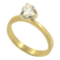 Δαχτυλίδι μονόπετρο σε σατινέ χρυσό Κ14 χειροποίητο με φυσικό ζιρκόνιο σε λευκό χρώμα Νο.54 βάρος2,99 γραμμάρια
Θα φροντίσουμε για τη συσκευασία δώρου