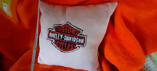 ΜΑΞΙΛΑΡΑ Συλλεκτική .HARLEY DAVIDSON  χειροποίητο κέντημα  55χ55.  Αν θέλετε δεστε οπες τις αγγελίες μου κάτω από το  όνομα μου ευχαριστώ για τον χρόνο σας