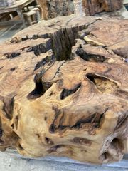 Τραπεζάκι σαλονιού από κορμό ελιάς 800 χρόνων έργο τέχνης έπιπλο εσωτερικού και εξωτερικού χώρου  χειροποίητο βαριά κατασκευή μοναδικό κομμάτι , ύψος 30εκ., μήκος 1,10εκ., πλάτος 1 μέτρο ….