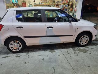 Skoda Fabia 2014-thumb-4