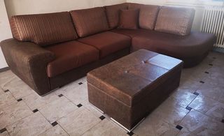 Δερμάτινος γωνιακός καναπές και ταμπουρέ.