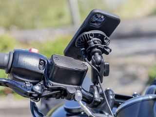 ΧΑΜΗΛΗ ΚΑΤΩ ΒΑΣΗ ΚΙΝΗΤΟΥ QUAD LOCK 360 ΓΙΑ ΤΙΜΟΝΙΑ 22-32 ΧΙΛΙΟΣΤΑ-thumb-2