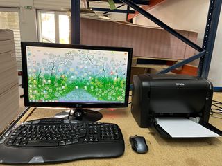 Desktop με οθόνη Lg 23” με κάμερα και μικρόφωνο πληκτρολόγιο ποντίκι ασύρματο LOGITECH  & Laser εκτυπωτη EPSON