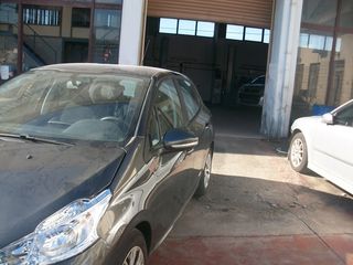 Peugeot 208 2015-thumb-5