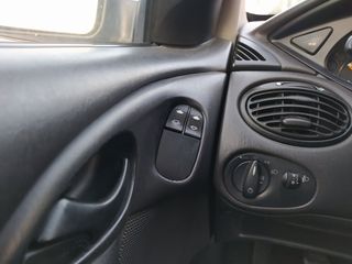 Ford Focus 2004-thumb-12