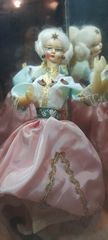 ΣΠΑΝΙΑ συλλεκτική σε ξανθιά με μετάξι φορεμα κούκλα από Αμερική εποχής 1880 μέσα σε γυάλινο κουτί..ΑΝ  ΔΕΣΤΕ ΟΛΕς ΤΙΣ ΑΓΕΛΕΙΕ ΜΟΥ ΑΝ ΘΕΛΕΤΕ ...ΕΥΧΑΡΙΣΤΩ ΓΙΑ ΤΟΝ ΧΡΟΝΟ ΣΑς