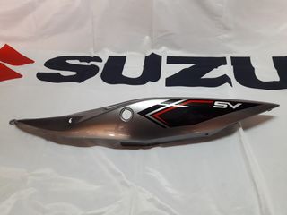Suzuki SV 650 X 2021, πλαστικό ουράς αριστερό (ασημί + αυτοκόλλητο)