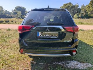 Mitsubishi Plug-in Hybrid Outlander 2016-thumb-6