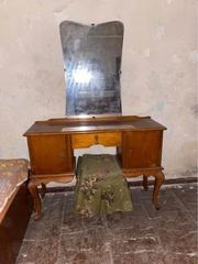 Τουαλέτα-μπουντουάρ vintage, δεκαετίας του ‘60 με  καθρέφτη, το σκαμπό της, το μαξιλάρι το κάλυμμα τ