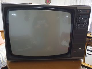 Έγχρωμη Τηλεόραση Ξύλινη Philips 26’’ Vintage 100 % λειτουργική του 1981