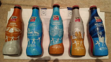 Coca Cola από την διαδρομή της Ολυμπιακής Φλόγας το 2004.Πλήρες σετ. Τα μπουκάλια είναι γεμάτα. Καινούργιο.