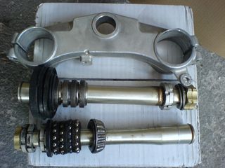 SUZUKI GSXR 1000 K1 KEΝΤΡΙΚΟΣ ΣΤΑΥΡΟΣ (ΤΙΜΟΝΟΠΛΑΚΕΣ ) ΠΑΝΩ ΚΑΤΩ ΜΕ ΡΟΥΛΕΜΑΝ ΚΟΜΠΛΕ ΚΑΙ ΠΑΞΙΜΑΔΙΑ