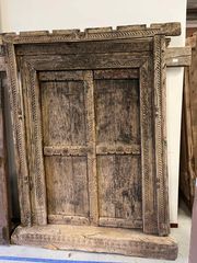 Παλιά ξύλινη πόρτα από την Καστοριά,  δίφυλλη, χειροποίητη, βαριά κατασκευή μασίφ, μοναδικό έργο του 1900, εξωτερικές διαστάσεις πόρτας 1,62εκ μήκος , 2,28εκ. ύψος , ενώ οι εσωτερικές διαστάσεις είναι