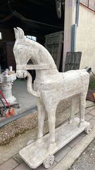 Δούρειος ίππος, γλυπτό από ξύλο χειροποίητο άλογο εμπνευσμένο από την αρχαία Ελλάδα ύψος 1,85εκ., μήκος 1,50εκ., πλάτος 55εκ., τιμή 1800€….  