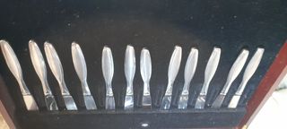 ΜΑΧΕΡΟΠΗΡΟΥΝΑ ΡΟΥΝΑCAMBRIDGE STAINLESS βαλητσακη ξύλινο με 70 κομμάτια καινούργιο εποχής.1960 ΑΝ ΔΕΣΤΕ ΟΛΕς ΤΙΣ ΑΓΕΛΕΙΕ ΜΟΥ ΑΝ ΘΕΛΕΤΕ ...ΕΥΧΑΡΙΣΤΩ ΓΙΑ ΤΟΝ ΧΡΟΝΟ ΣΑς