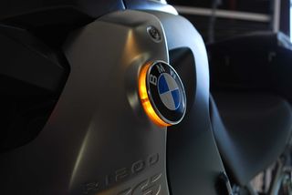 Κιτ HPOSCAM φωτιζόμενο για έμβλημα BMW με λειτουργία φλας και λευκά φώτα ημέρας (DRL) LED 70 mm (set) 
