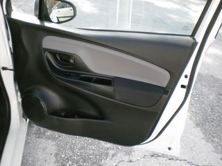 Toyota Yaris 2017 DIESEL-thumb-10