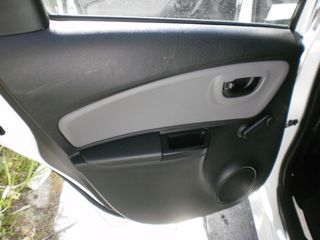 Toyota Yaris 2017 DIESEL-thumb-12