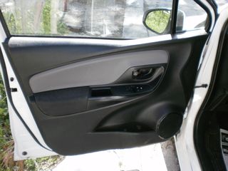 Toyota Yaris 2017 DIESEL-thumb-13