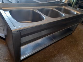 Λάντζα πάγκος με 3 γούρνες 50χ50 κλιστεί με συρμένες πόρτες και δεξιά πασο. Διαστάσεις  220Χ70Χ87  Σε αρίστη κατάσταση.