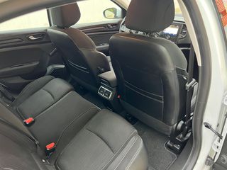 Renault Megane 2018-thumb-5