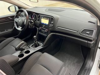 Renault Megane 2018-thumb-7