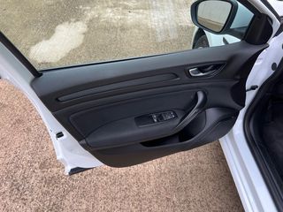 Renault Megane 2018-thumb-13