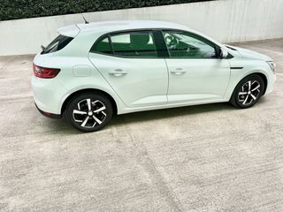 Renault Megane 2018-thumb-4
