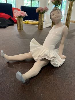 Lladro Nao Sitting Ballerina Ballet Divertida