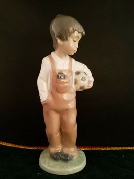 Αγαλματάκι πορσελάνη Ισπανίας Lladro Nao Boy with Ball 'Lets Play'