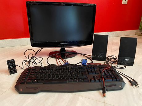 οθόνη monitor - πληκτρολόγιο gaming - ηχεία - camera