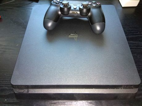 Sony Playstation 4 Slim PS4 μεταχειρισμενη κονσολα σε αριστη κατασταση με 1 παιχνιδι δωρο