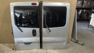 Πίσω πόρτες με τζάμι από Opel Vivaro - Renault Trafic - Nissan Primastar 2002-2013. Η δεξιά έχει ένα χτύπημα ψηλά, ύψος ~1,45, πλάτος ~78