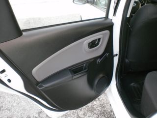 Toyota Yaris 2017 DIESEL-thumb-13